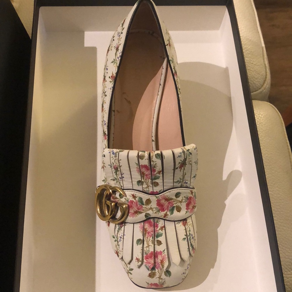 Gucci leather mid-heel pump with floral pattern
